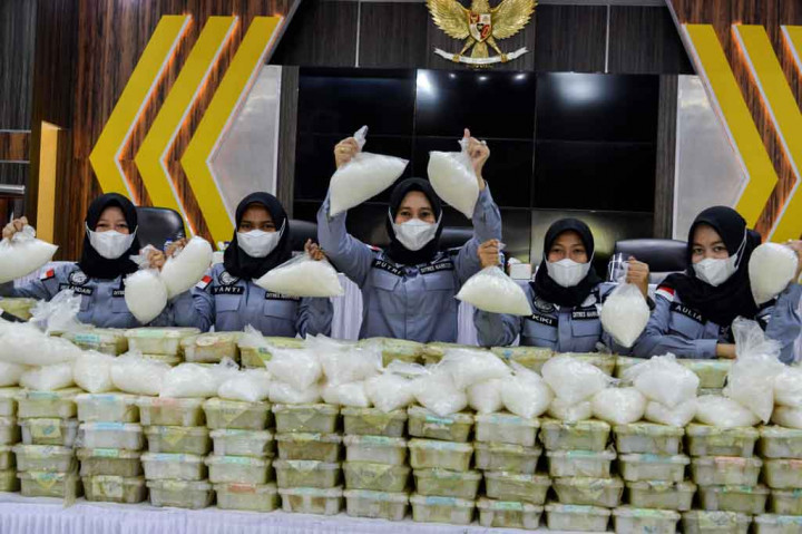 Penyidik Direktorat Tindak Pidana Narkoba Bareskrim Polri mengungkap penyelundupan 353 kilogram narkoba jenis sabu jaringan Timur Tengah-Malaysia-Aceh. Dalam pengungkapan kasus ini, polisi juga menangkap 11 tersangka. 