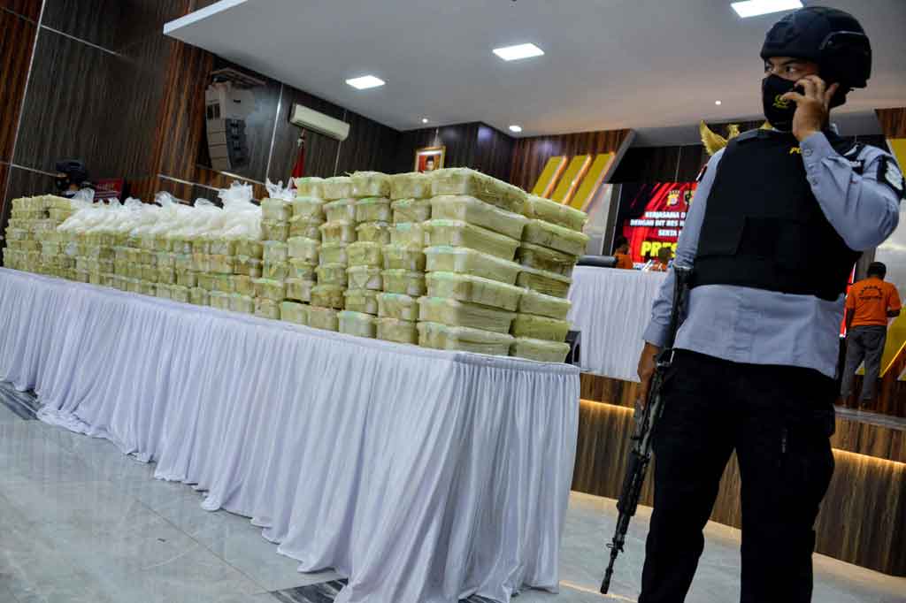 Polisi memperlihatkan barang bukti tindak pidana narkoba jenis sabu beserta tersangka saat konferensi pers di Banda Aceh, Aceh, Kamis, 11 Februari 2021. 