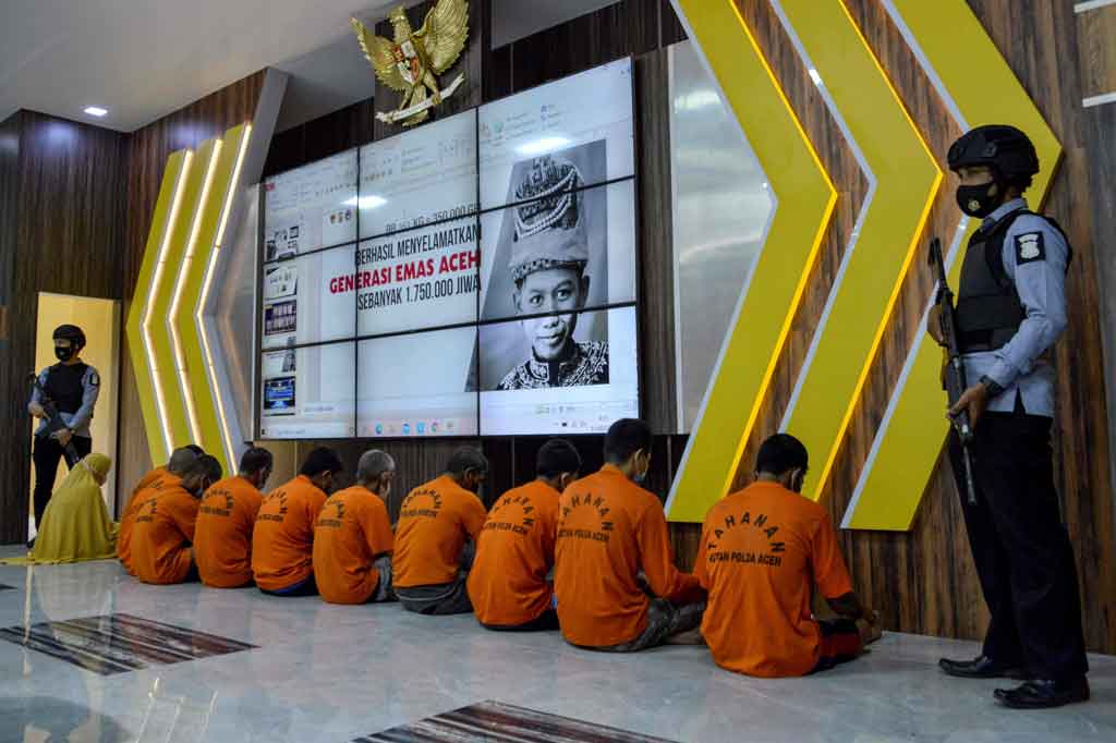 Dari 11 orang yang ditangkap, empat di antaranya merupakan kelompok pengirim yakni inisial KM (37) sebagai orang kapal, MD (23) sebagai kapten kapal, ES (35) sebagai pengendali dan napi Lapas Lhokseumawe inisial MA (36) sebagai pengendali. Sementara tujuh orang sebagai penerima barang yaitu SI (50), SN (53), KR (23), IZ (40), MR (25), SY (63) dan SB (41).