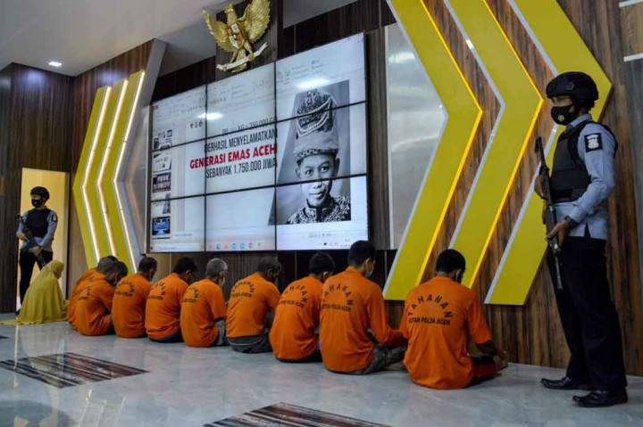 Dari 11 orang yang ditangkap, empat di antaranya merupakan kelompok pengirim yakni inisial KM (37) sebagai orang kapal, MD (23) sebagai kapten kapal, ES (35) sebagai pengendali dan napi Lapas Lhokseumawe inisial MA (36) sebagai pengendali. Sementara tujuh orang sebagai penerima barang yaitu SI (50), SN (53), KR (23), IZ (40), MR (25), SY (63) dan SB (41).