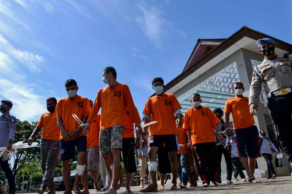 Atas perbuatannya, 11 tersangka dijerat dengan Pasal 114 ayat 2 juncto Pasal 132 ayat 1 Subsider Pasal 113 ayat 2 juncto Pasal 132 ayat 1 lebih subsider Pasal 112 ayat 2 juncto Pasal 132 ayat 1 UU Nomor 35 tahun 2009 tentang Narkotika.