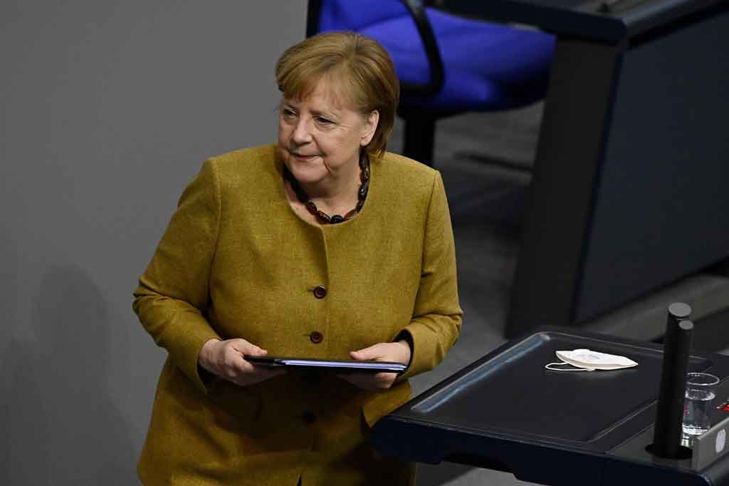 Saat berpidato, Angela Merkel melepas masker yang dia pakai dan meletakkannya di meja. Usai pidato perempuan 66 tahun tersebut langsung meninggalkan meja dan lupa memakai maskernya lagi.