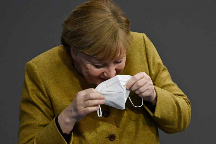 Dia kemudian memakai maskernya kembali sembari tersipu malu.