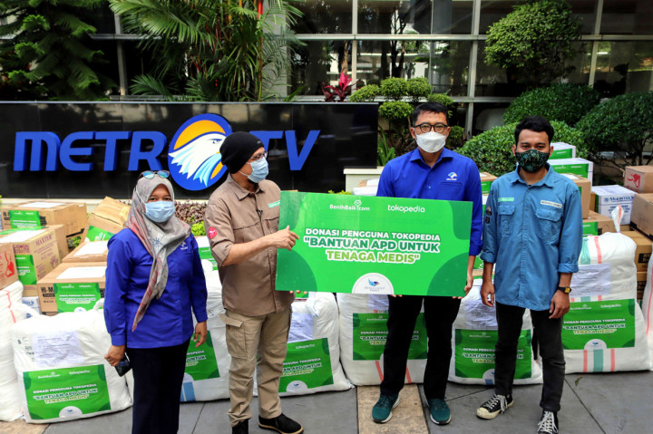 Pendiri Yayasan BenihBaik Indonesia, Andy F Noya (kedua kiri) secara simbolis menyerahkan donasi kepada Ketua Yayasan Media Group Ali Sadikin (kedua kanan) di kompleks Media Group, Jakarta.
