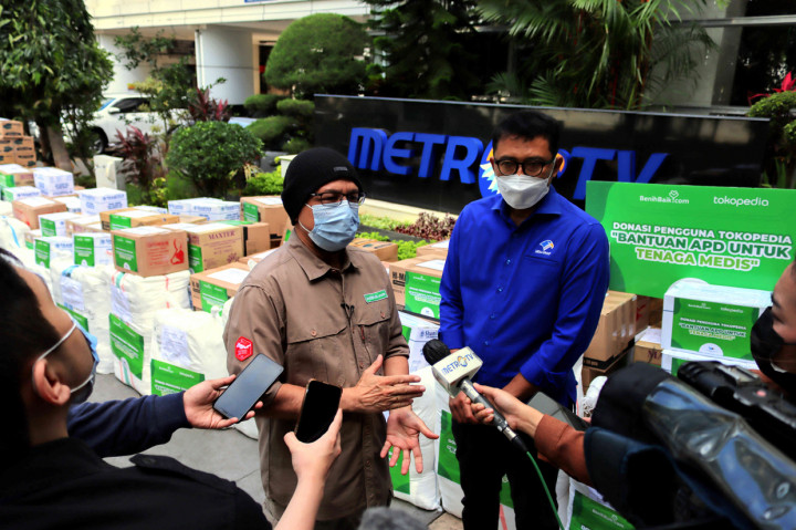 Andy F Noya Andy mengungkapkan Jabar, Jateng, dan Jatim dipilih sebagai target bantuan lantaran penularan covid-19 di sana masih tinggi. Namun, bantuan dari Benihbaik.com dan Tokopedia tak terbatas di tiga provinsi tersebut.