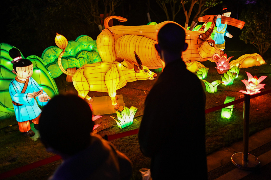 Pertunjukan Lentera ini mengundang minat warga untuk datang.