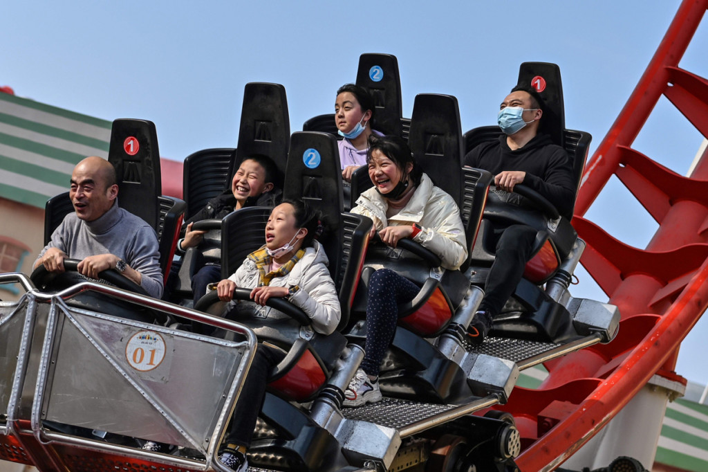 Warga terlihat antusias menikmati sejumlah wahana yang tersedia seperti roller coaster dan arum jeram.
