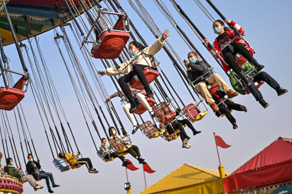 Pengunjung menikmati salah satu wahana di Taman Hiburan di Wuhan, di hari libur pertama tahun baru Imlek 2021.