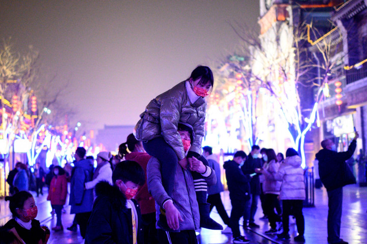 Warga Kota Beijing memadati pusat jajanan kuno di kawasan Qianmen pada hari pertama liburan Tahun Baru China di Beijing.