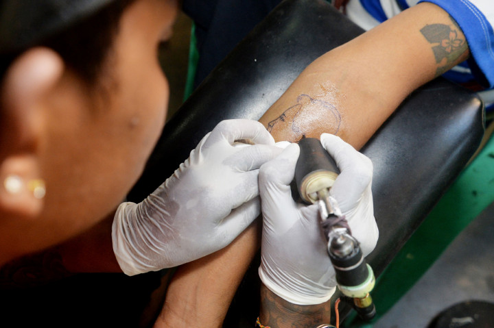 Warga Myanmar mengecam kudeta yang dilancarkan militer, aksi protes pun dilakukan melalui berbagai cara termasuk merajah tubuh atau tato.