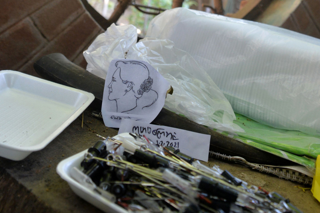 Skema tato pemimpin sipil Myanmar yang ditahan Aung San Suu Kyi sebagai protes atas kudeta militer di sebuah salon tato di Naypyidaw.
