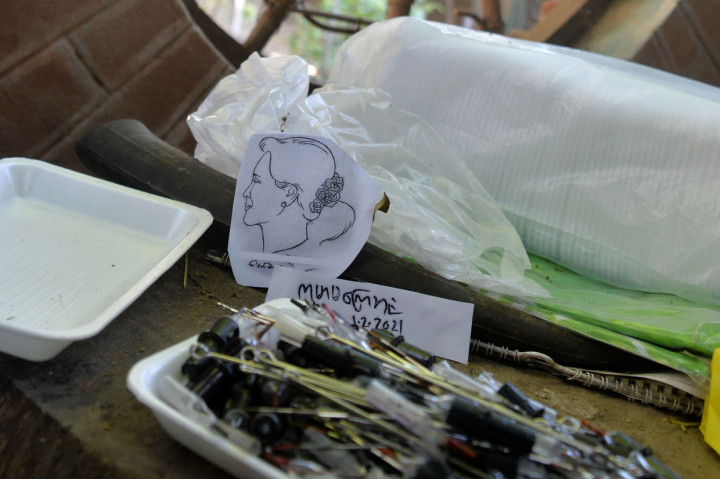 Skema tato pemimpin sipil Myanmar yang ditahan Aung San Suu Kyi sebagai protes atas kudeta militer di sebuah salon tato di Naypyidaw.
