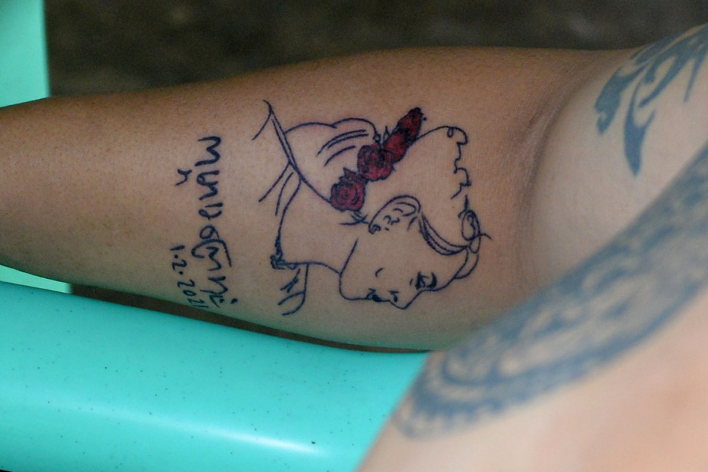 Seorang pria mendapat tato pemimpin Myanmar yang ditahan Aung San Suu Kyi sebagai protes atas kudeta militer di sebuah salon tato di Naypyidaw.