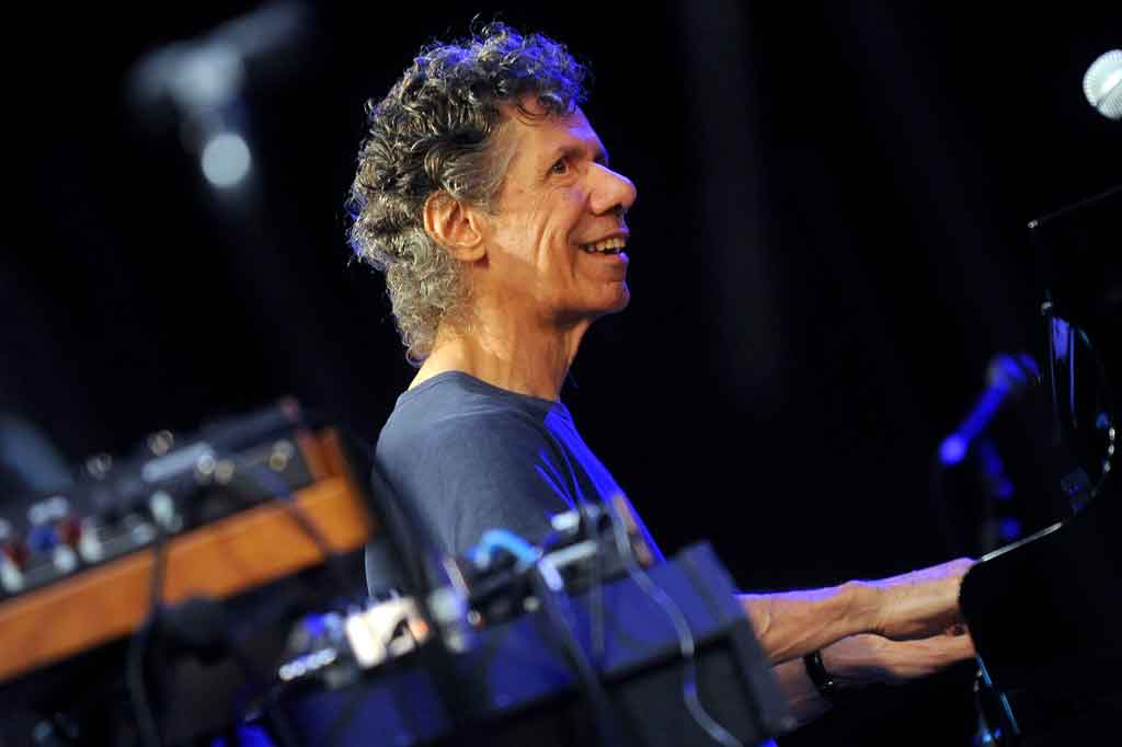 Chick Corea, komposer jazz Amerika dan perintis keyboard elektrik yang karya fusion visionernya melampaui batas-batas genre, telah meninggal karena kanker yang langka. Dia meninggal di usia 79 tahun.
