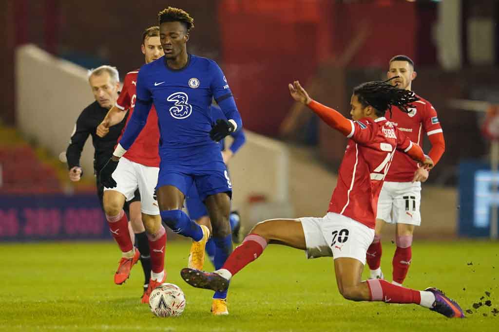 Di babak pertama, Tammy Abraham dua kali terjatuh di dalam kotak penalti baik oleh jegalan Toby Sibbick maupun dalam tekanan Mads Andersen kala berusaha menyambut umpan silang. Namun wasit Martin Atkinson mengabaikan dua insiden itu.