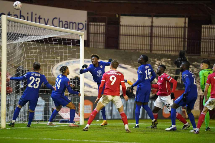 Abraham bukan hanya berjasa mencetak gol kemenangan Chelsea, tetapi juga menghalau bola masuk ke gawang timnya kala ia membantu lini pertahanan dalam situasi tendangan bebas untuk menyapu sontekan Michael Sollbauer pada menit ke-78.