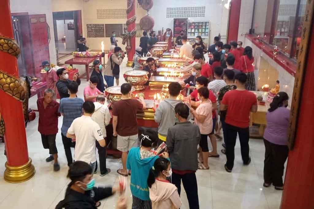 Warga keturunan Tionghoa bersembahyang menyambut Tahun Baru Imlek 2572 di Wihara Dharma Bakti Kota Banda Aceh, Aceh, Jumat, 12 Februari 2021 dini hari WIB.