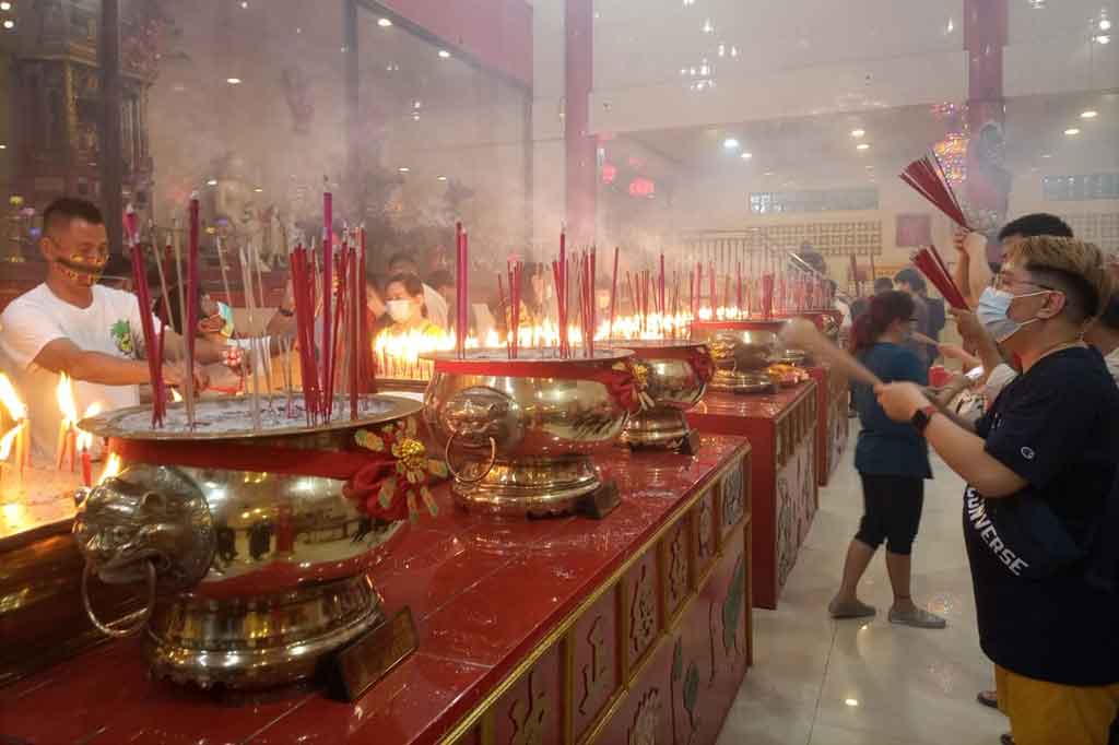  Ritual perayaan Tahun Baru Imlek 2572 di Wihara Dharma Bakti Kota Banda Aceh, Aceh, yang jatuh pada pukul 00.00 WIB, Jumat, 12 Februari 2021, tetap berjalan dengan khidmat. Imlek kali ini dilaksanakan tanpa perayaan yang meriah karena masih di tengah pandemi covid-19. 
