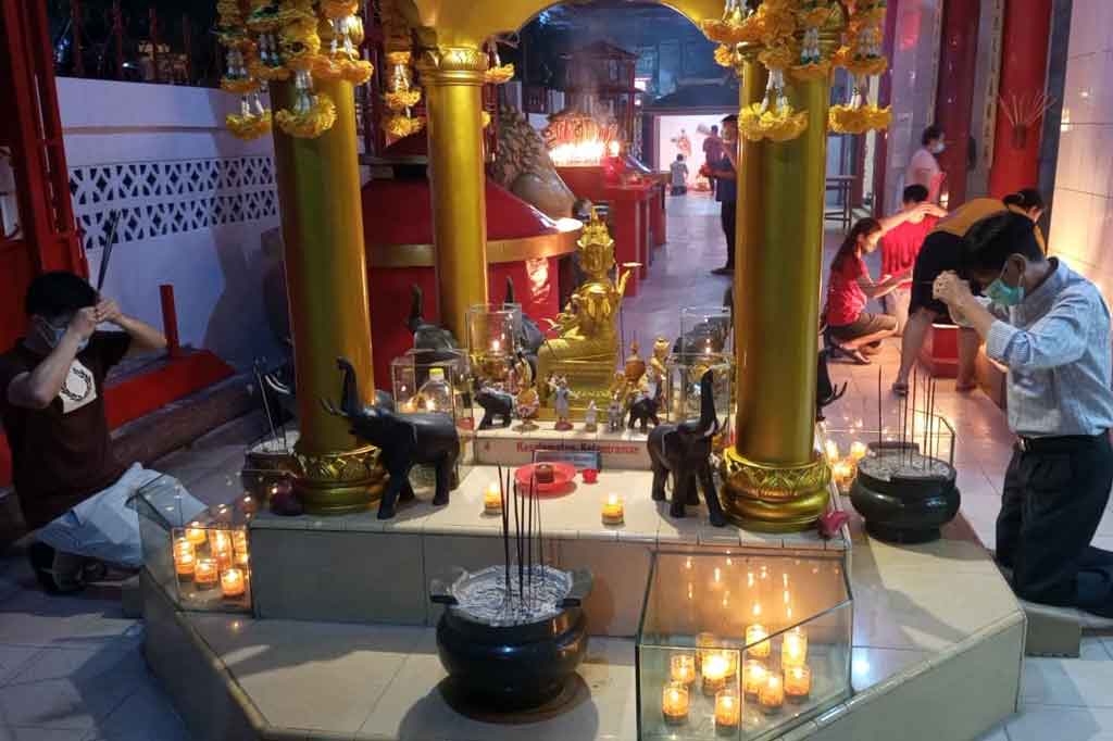 Sesuai dengan anjuran pemerintah, ritual ibadah di wihara tetap dengan menerapkan protokol kesehatan secara ketat.