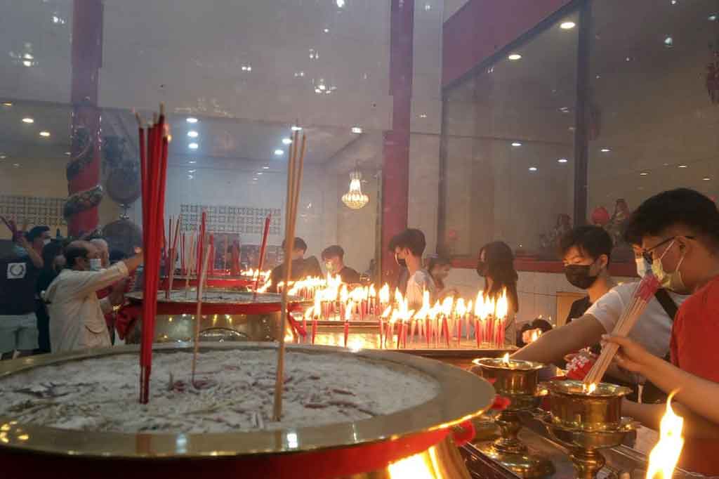 Bagi etnis Tionghoa tetap diperbolehkan jika ingin sembahyang di Wihara Dharma bakti pada malam ini dan juga besok pagi. Namun, diharapkan agar tetap menjaga protokol kesehatan dengan memakai masker, mencuci tangan, jaga jarak, dan tidak berkurumunan.