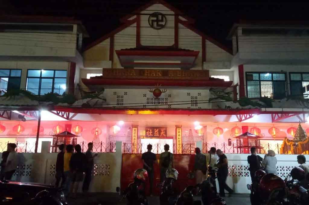 Sementara itu, tidak ada resepsi perayaan apapun menyambut Imlek seperti barongsai dan sebagainya. Hal ini untuk mencegah penularan virus korona yang hingga saat ini belum mereda. 