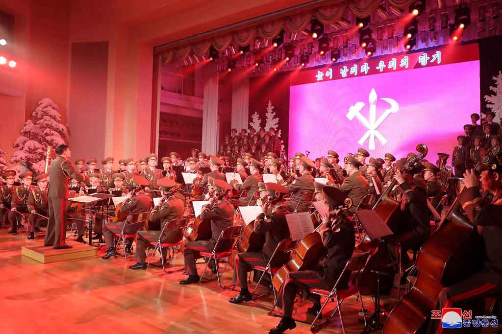 Korut secara resmi merayakan Imlek 2021 di sebuah gedung yang dihadiri oleh pemimpin tertinggi Kim Jong Un. Imlek kali ini diramaikan dengan pertunjukan musik. Meski di masa pandemi covid-19, tidak ada satu pun hadirin yang mengenakan masker.