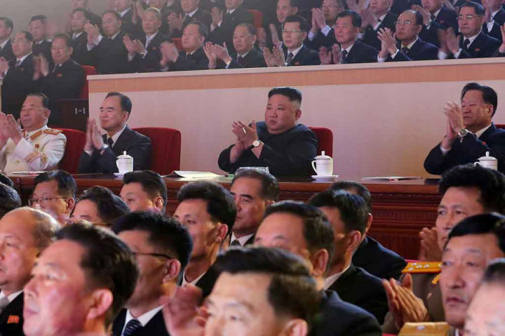 Kim Jong Un dan para petinggi negara serta hadirin secara khidmat menyaksikan pertunjukan tersebut, dan sesekali memberikan aplaus.