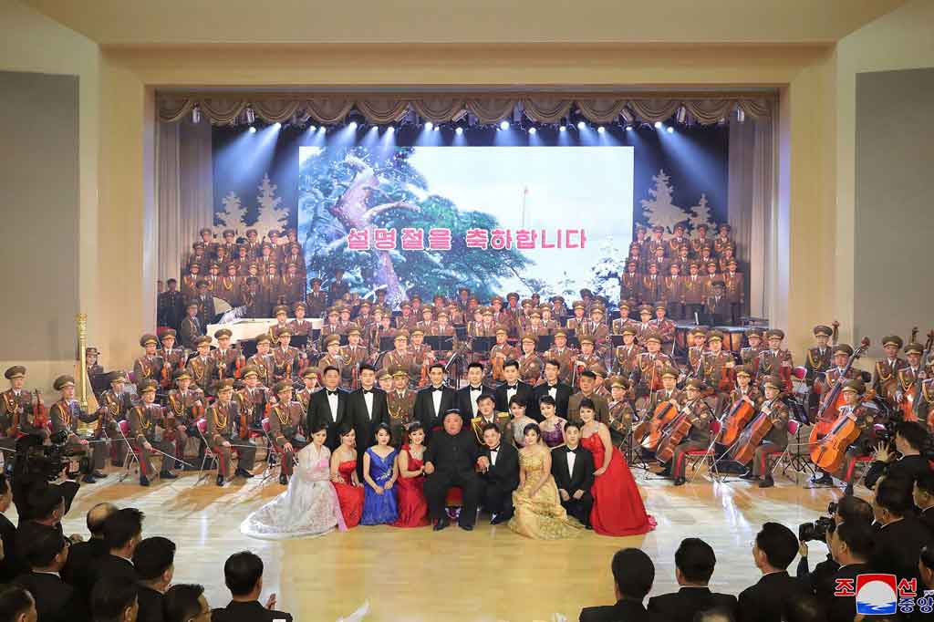 Perayaan diakhiri dengan sesi foto bersama antara Kim Jong Un dengan para penampil pertunjukan.