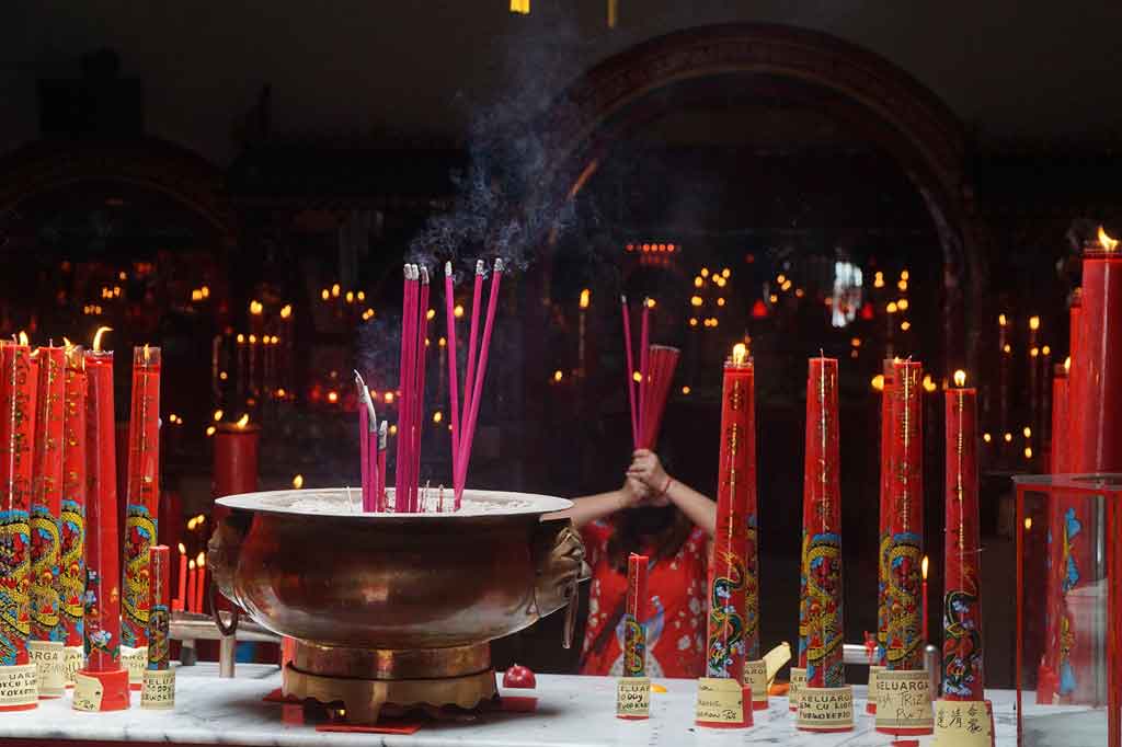 Bahkan, pada saat ibadah malam pergantian tahun,  jumlah umat dibatasi hanya 20 orang. Sementara pagelaran liong dan barongsai yang biasa dilaksanakan pada Imlek ditiadakan.