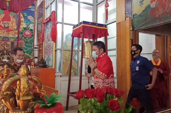 Gubernur Sumsel Herman Deru (baju batik merah) meninjau pelaksanaan perayaan Imlek di Wihara Vajra Bhumi Sriwijaya, Palembang, Jumat, 12 Februari 2021.