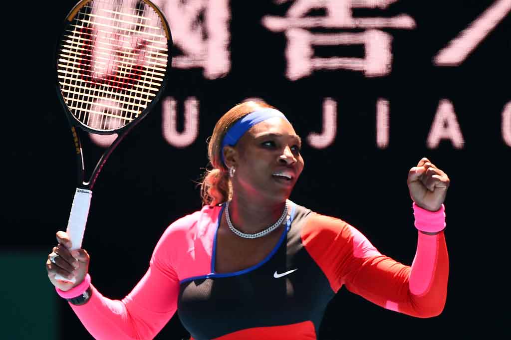 Petenis AS Serena Williams melakukan selebrasi usai memastikan diri melaju ke babak keempat turnamen Australia Open 2021, Jumat, 12 Februari 2021.