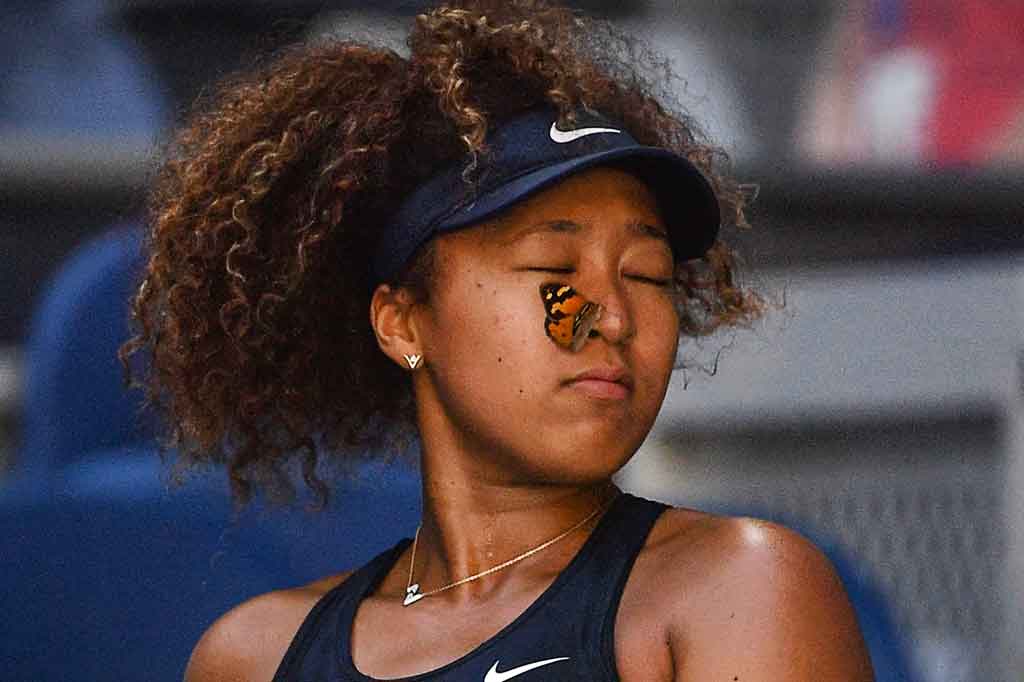 Naomi Osaka harus menghadapi kupu-kupu yang mendarat di hidungnya, Jumat, 12 Februari 2021. Namun ia tidak terlalu terganggu dengan serangga manis tersebut dan melaju ke babak 16 besar Australia Open 2021. 