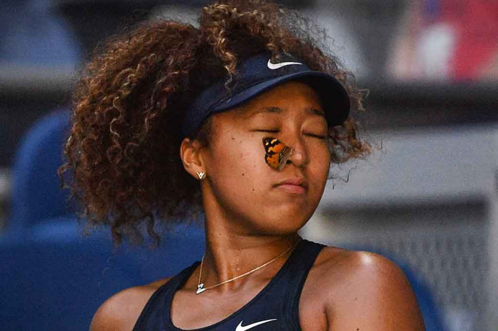 Naomi Osaka harus menghadapi kupu-kupu yang mendarat di hidungnya, Jumat, 12 Februari 2021. Namun ia tidak terlalu terganggu dengan serangga manis tersebut dan melaju ke babak 16 besar Australia Open 2021. 