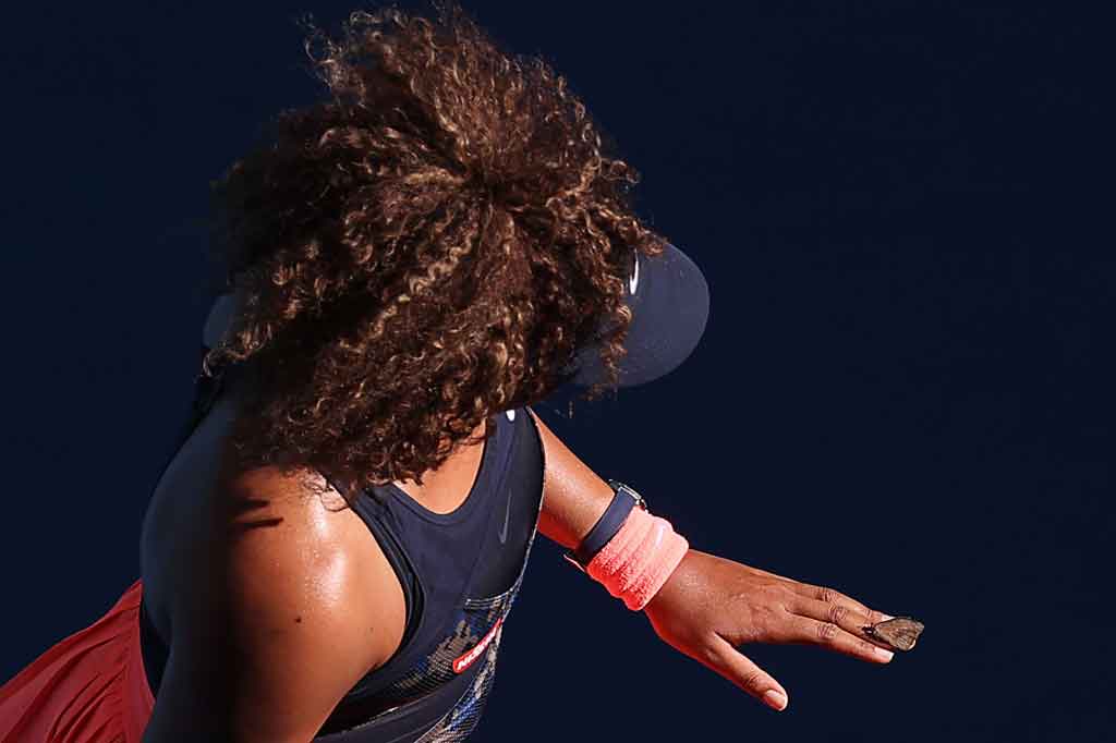 Unggulan ketiga yang merupakan juara di Melbourne dua tahun lalu tersebut kemudian dengan hati-hati membawa serangga penyusup itu ke tepi lapangan.