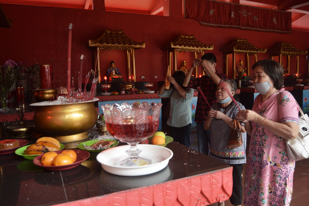 Perayaan Tahun Baru Imlek 2021 di masa pandemi covid-19 saat ini di kedua wihara tersebut tampak sepi dari aktivitas warga keturunan Tionghoa yang bersembahyang.