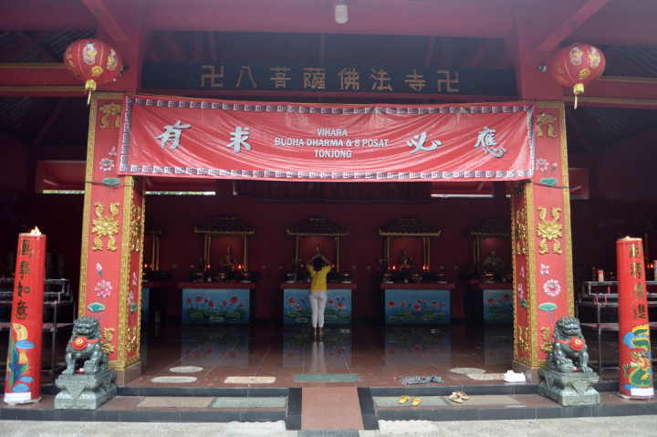 Warga keturunan Tionghoa bersembahyang di Wihara Buddha Dharma & 8 Posat Bogor, Jawa Barat, Jumat, 12 Februari 2021. 