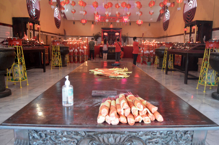 Meski tidak seramai seperti tahun-tahun sebelumnya, warga keturunan Tionghoa tetap bersembahyang secara bergantian dengan tetap menerapkan protokol kesehatan.