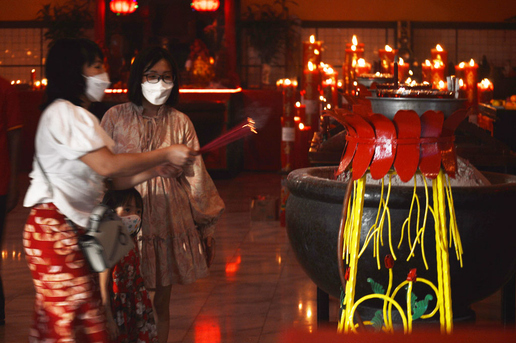 Warga keturunan Tionghoa bersembahyang di Wihara Shian Djin Ku Pho, Tonjong, Bogor, Jawa Barat, Jumat, 12 Februari 2021.