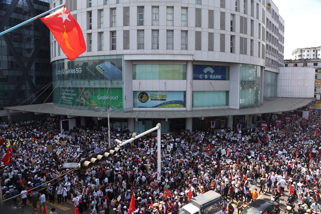 Ribuan pengunjuk rasa turut ambil bagian dalam demonstrasi menentang kudeta militer di depan Kedutaan Besar Tiongkok di Yangon, Myanmar, pada Jumat, 12 Februari 2021.
