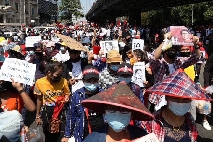 Kerumunan massa memadati kota-kota di sekitar Myanmar pada hari Jumat, 12 Februari 2021, dalam protes hari ketujuh berturut-turut menuntut kembalinya pemimpin yang digulingkan Aung San Suu Kyi.