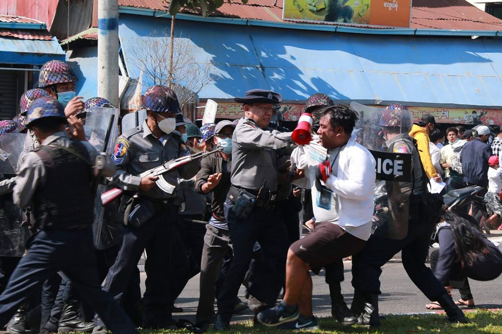 Demonstrasi sejauh ini sebagian besar berlangsung damai, tetapi polisi sempat menembakkan peluru karet ke siswa saat membubarkan protes duduk sembari menangkap setidaknya lima orang di Kota Mawlamyine. 