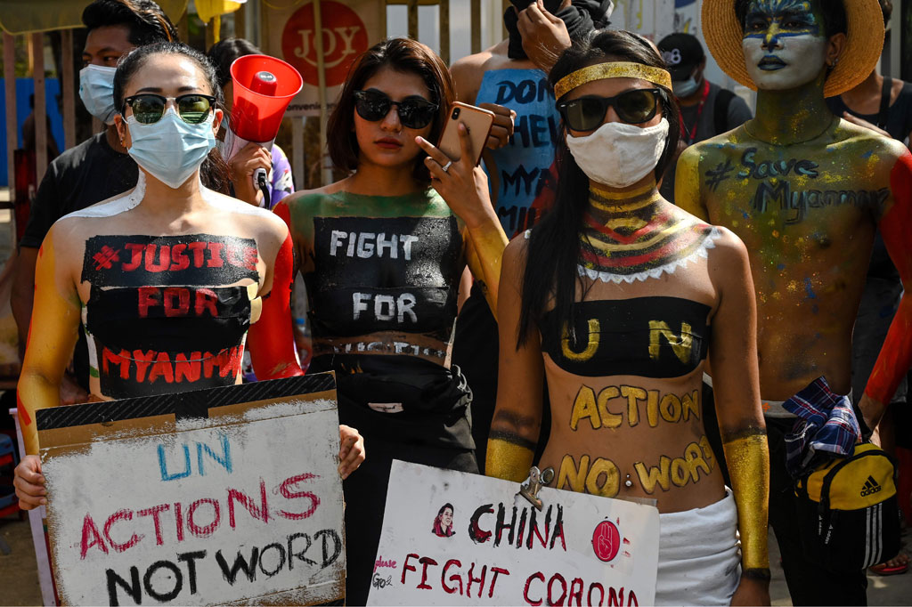 Menjelang demonstrasi massa lainnya, media pemerintah mengumumkan pembebasan lebih dari 23 ribu narapidana sebagai bagian dari amnesti penjara. Jumat adalah hari libur umum di Myanmar dan pengampunan massal untuk mengosongkan sistem penjara yang penuh sesak di negara itu.