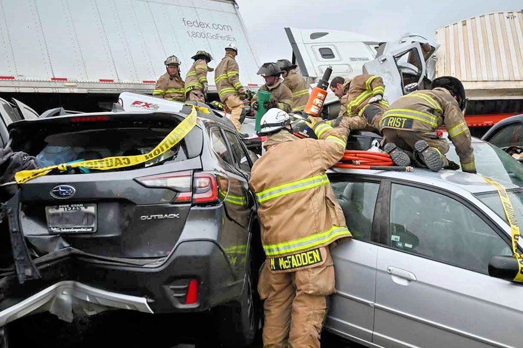 Petugas pemadam kebakaran tengah melakukan pencarian dan penyelamatan para korban menyusul tabrakan beruntun yang disebabkan oleh cuaca dingin di Interstate 35 dekat Fort Worth, Texas, pada Kamis, 11 Februari 2021 waktu setempat.