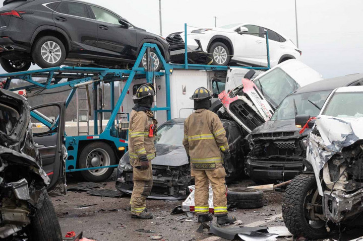 Setidaknya lima orang meninggal dunia dan puluhan lainnya terluka pada Kamis, 11 Februari, ketika sekitar 100 mobil tabrakan beruntun di jalan bebas hambatan yang diselimuti salju di Texas, AS.