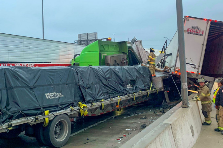 Juru bicara Departemen Pemadam Kebakaran Fort Worth Michael Drivdahl mengatakan pada konferensi pers bahwa kecelakaan itu kemungkinan besar disebabkan oleh kondisi salju.