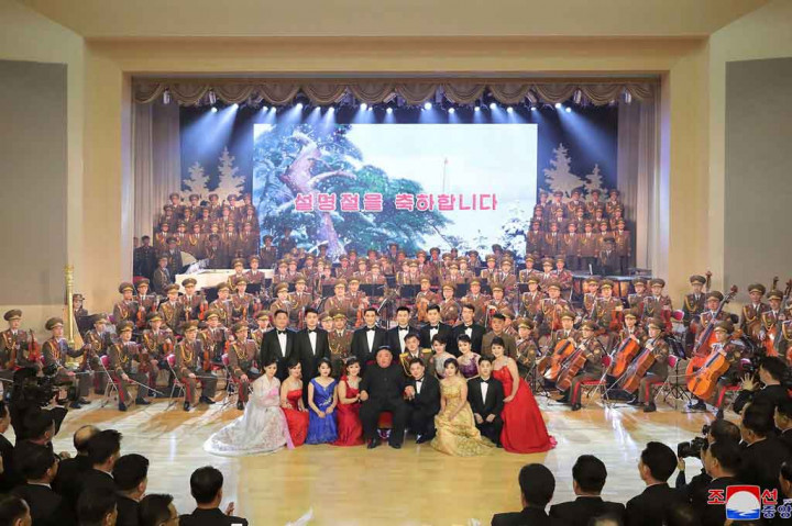 Jutaan orang di seluruh dunia merayakan Tahun Baru Imlek 2572 yang jatuh pada 12 Februari 2021. Tidak terkecuali di Korea Utara.