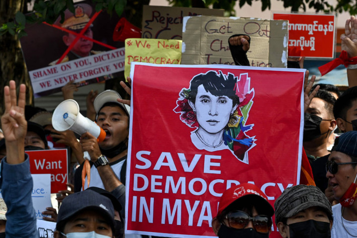 Kerumunan massa memadati kota-kota di sekitar Myanmar pada hari Jumat, 12 Februari 2021, dalam protes hari ketujuh berturut-turut menuntut kembalinya pemimpin yang digulingkan Aung San Suu Kyi.