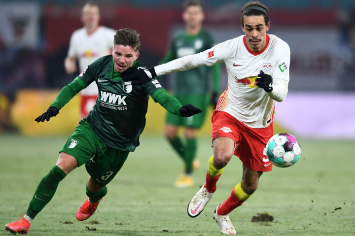 Bermain di kandang sendiri, Leipzig menggempur pertahanan Augsburg sejak awal laga. Peluang pertama didapat lewat sontekan Yussuf Poulesen. Sayang tembakan pemain asal Denmark tersebut belum menemui sasaran.
