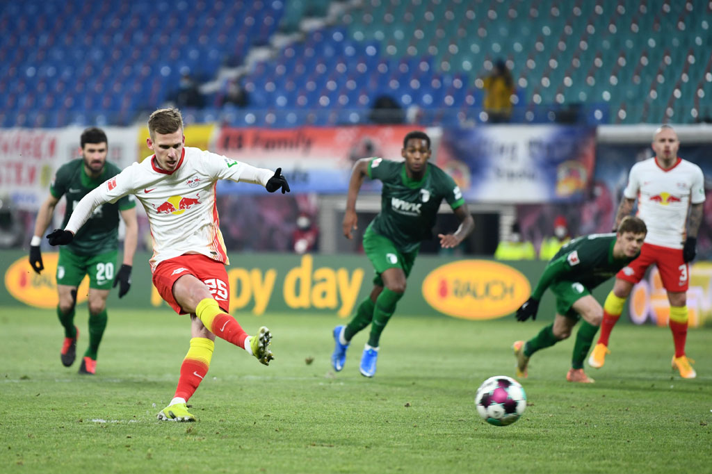 Setelah Nordi Mukiele dilanggar di area penalti, Dani Olmo melakukan percobaan penalti pertamanya namun diselamatkan oleh kiper Augsburg, Rafal Gikiewicz.