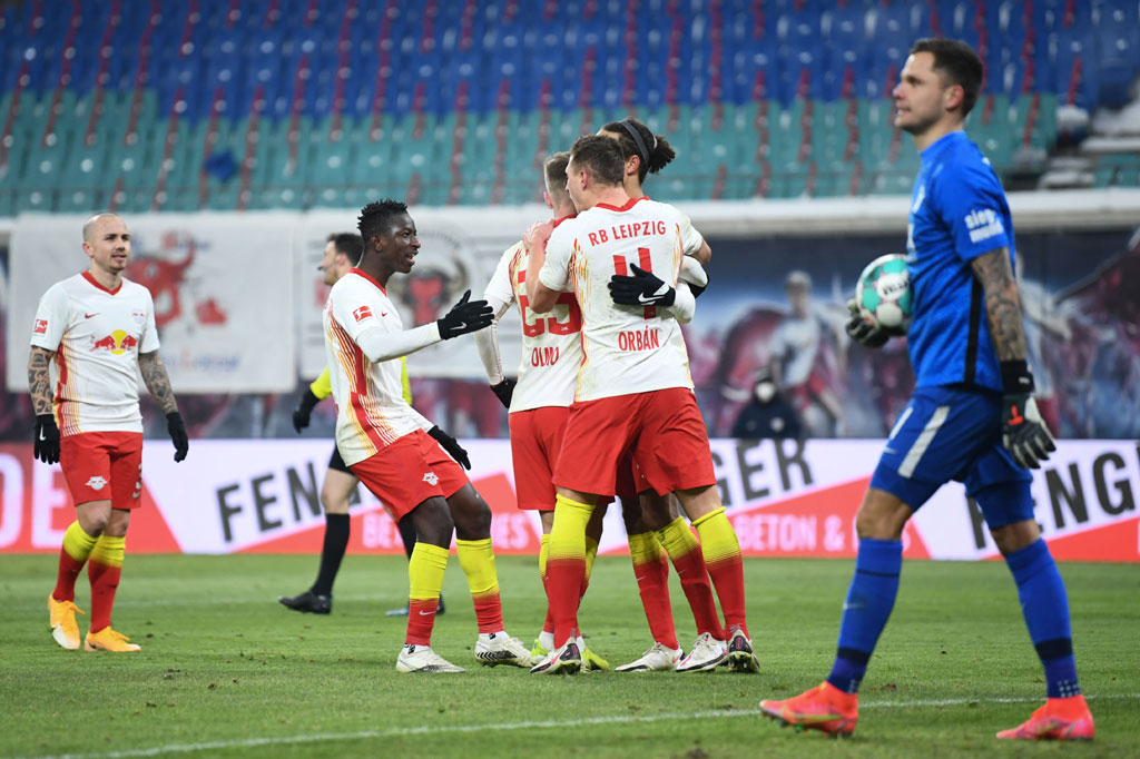 Namun, VAR memerintahkan agar tendangan penalti diulang setelah Gikiewicz dinilai telah keluar dari barisannya, dan Olmo tidak membuat kesalahan pada upaya keduanya.